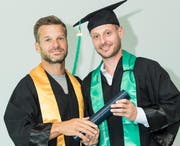 HSG-Professor Wolfgang Jenewein und ehemaliger Eishockey-Profi Mark Streit (r.) bei der Diplomübergabe