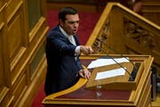 Der griechische Premierminister Alexis Tsipras steht derzeit mit Russland im Clinch.Bild: Petros Giannakouris/AP (Athen, 5. Juli 2018)