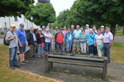 Hermann Helg (links) und Guido Staub (2. v.l.) führten die Wanderfreudigen bei der Juli-Wanderung in die Wissbachschlucht. (Bild: Zita Meienhofer)