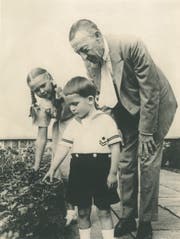 Sergej Rachmaninow mit seinen Enkeln Sofia und Alexander im Garten der Villa Senar in Hertenstein. (Bild PD)