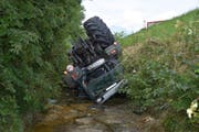 Durch den Sturz in den Rofisbach wurde der Lenker dieses Traktors verletzt. (Bild: Kapo SG)