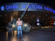 Ein Mann stellt sich in Istanbul einem Panzer der putschenden Militärs entgegen - zwei Jahre später erinnern die Türken mit Gedenkveranstaltungen an den Putschversuch. (Bild: KEYSTONE/AP IHA/ISMAIL COSKUN)
