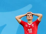Einige Schweizer Fussball-Spieler wie Granit Xhaka sollen laut Meldungen von Sonntagszeitungen entgegen öffentlichen Äusserungen gar keine Doppelbürger sein. (Bild: KEYSTONE/EPA/GEORGI LICOVSKI)