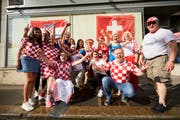 Die Fans posieren vor dem Kulturzentrum Zrinski (Bild: Jakob Ineichen)