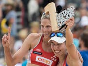Sarah Pavan (links) und Melissa Humana-Paredes setzten sich im Berner Oberland gegen die Titelverteidigerinnen durch (Bild: KEYSTONE/PETER SCHNEIDER)
