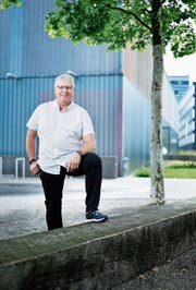 Urs Rinderli vor der Zuger Sporthalle, wo er jahrelang wirkte. (Bild: Stefan Kaiser (7. Juni 2018))