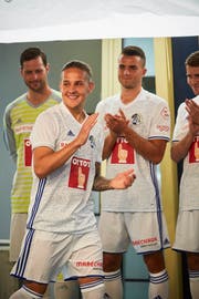 Stefan «Goofy» Wolf (vorne) präsentiert vor FCL-Goalie-Urgestein David Zibung (links) und Yannick Schmid das neue Luzerner Auswärtsdress. (Bild: Jakob Ineichen (Luzern, 15. Juli 2018))