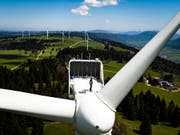   At least two wind turbines of the Mont-Crosin and Mont-Soleil wind farms in the Bernese Jura were damaged . (Photo: KEYSTONE / VALENTIN FLAURAUD) 