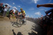 Fährt nach der ersten Tour-Woche im Maillot jaune: der Belgier Greg van Avermaet. Bild: Kim Ludbrook/Keystone (Roubaix, 15. Juli 2018)