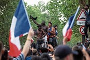 Französische Fussballfans feiern den Weltmeistertitel ihrer Mannschaft. Bild: Jack Taylor/Getty (Paris, 15. Juli 2018)