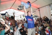 Begeisterte Fussballfans jubeln in den St.Galler Public Viewings. Allerdings verhaltener, als man es in den vergangenen WM-Wochen erlebt hat. (Bild: Ralph Ribi)