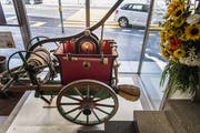 Im Eingangsbereich des neuen Museums steht ein alter Feuerwehrwagen. (Bild: Michel Canonica)