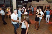 Am Samstagabend besuchten sowohl junge und ältere Tanzbegeisterte das Dance Inn. (Bild: Christoph Heer)