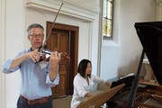 Lorenz Gamma probt zusammen mit seiner Frau Ming Tsu in der Kapelle der Kantonalen Mittelschule Uri. (Bild: Markus Zwyssig (Altdorf, 14. Juli 2018))