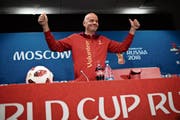 Fifa-Präsident Gianni Infantino im roten Kapuzenjäckchen der freiwilligen WM-Helfer. (Bild: Francisco Seco/AP (Moskau, 13. Juli 2018))