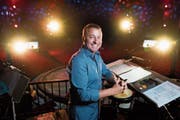 Kapellmeister Ruslan Fil auf dem Orchesterpodium im Zelt des Zirkus Knie. (Bild: Dominik Wunderli (Luzern, 11. Juli 2018))