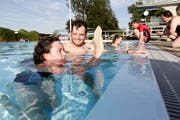 Viviane Vogel beim Selbstversuch im Apnoetauchkurs Kurs in der Badi Weinfelden. Kursleiter Raphael Schaub gibt ihr Tipps. (Bild: Donato Caspari)