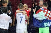 Die kroatische Präsidentin Kolinda Grabar-Kitarović tröstet den enttäuschten Ivan Rakitic (Bild: Keystone)