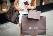 Die Luxusmarken Gucci und Louis Vuitton erfreuen sich immer grösserer Beliebtheit. (Bild: Valentin Flauraud/Bloomberg (Genf, 9. Juni 2012))