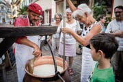 Käsermeister Werner Knöpfli beim Schow-Käsen vor dem Restaurant La Trouvaille. Wirtin Brigitte Bianchi hilft tatkräftig mit. (Bild: Reto Martin)