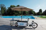 Das Biblio-Bike kommt in vier verschiedenen Badis zum Einsatz. Hier steht es im Freibad Lerchenfeld. (Bild: Fabian Egger)