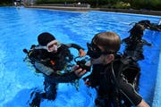 Tauchen im Amriswiler Schwimmbad: Kursleiter Ahmed Oswald instruiert Teilnehmer Noe (11) beim Einsetzen des Mundstücks. (Bild: Manuel Nagel)