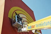 Veronika und Marco Schmid von Queenkong bemalen die Fassade der Alterssiedlung Riedsunnä. (Bild: Matthias Piazza (Stansstad, 13. Juli 2018))