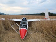Totalschaden: Ein 77-jähriger Mann ist beim Landeanflug auf das Flugfeld Bellechasse FR in einem Feld gelandet. (Bild: Kantonspolizei Freiburg)