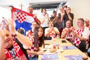Spannung während des WM-Finals im Lokal des kroatisch-schweizerischen Wirtschaftsclubs an der St. Karli-Strasse in Luzern. Bild: Jakob Ineichen (15. Juli 2018)