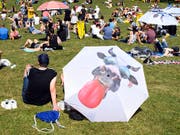 Neues Festivalgefühl auf dem Gurten: Die 35. Ausgabe des Gurtenfestivals war sonnig und friedlich; wegen der vergrösserten Fläche gab es kein Gedränge. (Bild: KEYSTONE/ANTHONY ANEX)