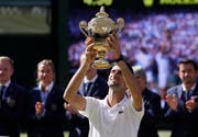 Geniesst den Augenblick: Novak Djokovic, Wimbledonsieger 2018. Bild: Kirsty Wigglesworth/AP (London, 15. Juli 2018)