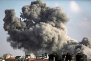 Luftschlag der israelischen Luftwaffe im Zentrum Gazas. Bild: Haitham Imad/EPA (14. Juli 2018)
