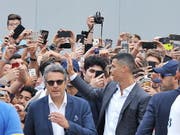 Italien im Ronaldo-Rausch: Cristiano Ronaldo winkt in Turin den filmenden Tifosi zu (Bild: KEYSTONE/EPA ANSA/ALESSANDRO DI MARCO)