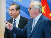 EU-China-Gipfel: Die Chinesen beraten ab dem heutigen Montag mit der EU über ihre Handelsbeziehungen. (Archivbild: EU-Kommissionspräsident Jean-Claude Juncker mit dem chinesischen Aussenminister Wang Yi) (Bild: KEYSTONE/EPA/STEPHANIE LECOCQ)