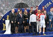 Ivan Raktic wird von der kroatischen Präsidentin Kolinda Grabar-Kitarovic getröstet (Bild: Martin Meissner / AP (Moskau, 15. Juli 2018))