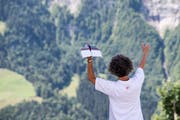 Wie ist der Wind? Dieser Teilnehmer wartet, bis optimale Flugverhältnisse herrschen. (Bild: Urs Flüeler/Keystone, Engelberg, 15. Juli 2018)