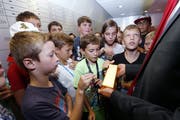 Was für eine magische Anziehungskraft ein solcher Goldbarren doch hat.(Bild: Wener Schelbert