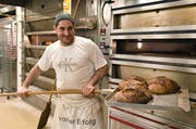 Bäcker-Konditor Mirco Covello zieht frisch gebackene Brote aus dem Ofen. (Bild: Yvonne Aldrovandi-Schläpfer)