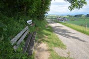 Das alte und das neue Bänklein auf Giblen. Hinten ist Dietschwil zu sehen. Dahinter Kirchberg, das in rund zwei Kilometer Luftlinie Entfernung liegt. (Bild: Beat Lanzendorfer)