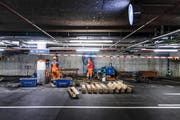 Die entnommenen Bohrkerne werden in Kisten verpackt, bis Proben davon zur Untersuchung im Labor eintreffen. (Bild: Michel Canonica)