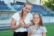 Sandra Betschart (links) gibt Lia Kamber Karrieretipps. (Bild: André Dommann/PD)