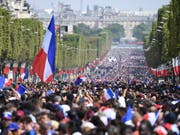 Auf deer Champs-Elysees warten Tausende von Fans auf ihre WM-Helden (Bild: KEYSTONE/AP AFP Pool/ERIC FEFERBERG)