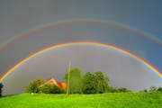 Wie ein Spiegelbild des Originals: der doppelte Regenbogen, fotografiert in Wienacht-Tobel. (Bild: Maria Heine Zellweger)