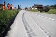 Die Unfallstelle in Linden (Bild: Peter Schneider / Keystone)