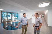 Gemeindeschreiber Reto Wermelinger (links) und Gemeindeammann Marcel Lotter im neuen Gebäude. (Bild: Pius Amrein (Malters, 16. Juli 2018))