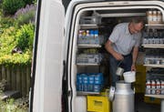 Ob Milch, Rahm, Eier, Butter oder Joghurt: Milchmann Anton Scherrer liefert seine Produkte direkt vor die Haustüre. (Bild: Claudio Weder)