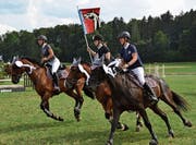 Die Reiterinnen des Reitvereins Tösstal holen sich den OKV-Sieg in Buch. (Bild: Margrith Pfister-Kübler)