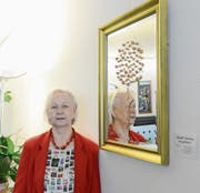 Brigitte Backhaus zeigt in der Raiffeisenbank Trübbach Spiegelbilder mit verschiedenen Motiven. (Bild: Hansruedi Rohrer)