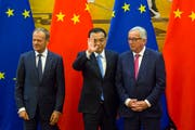 Chinas Premierminister Li Keqiang (Mitte) empfing heute in Peking EU-Ratspräsident Donald Tusk (links) sowie den EU-Kommissionspräsidenten Jean-Claude Juncker in der Grossen Halle des Volkes in Peking. (Bild: Ng Han Guan/AP)
