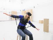 Die Steuerungsjacke macht es möglich, virtuelle und reale Drohnen mit Bewegungen des Oberkörpers zu steuern. Dies verleiht den Pilotinnen und Piloten das Gefühl, tatsächlich zu fliegen. (Bild: EPFL)